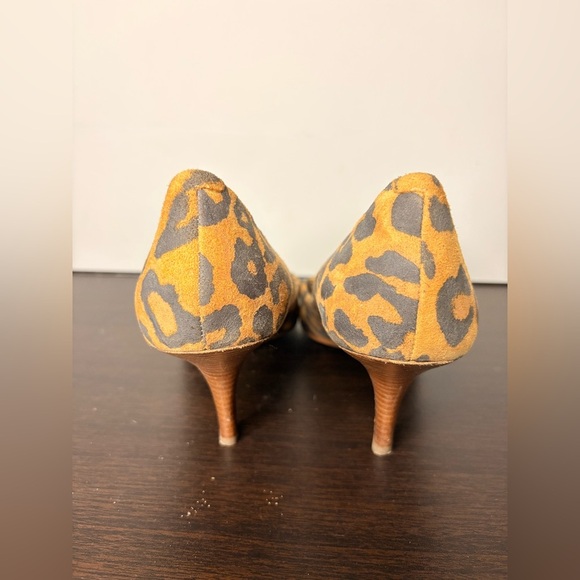 Jessica Simpson Brown and Gold Heels with Elegant Design - Picture 4 of 7